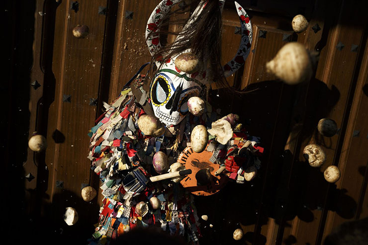 1. V&agrave;o ng&agrave;y Th&aacute;nh Sebastian (20/1) hằng năm, tr&ecirc;n c&aacute;c con đường ở Piornal, T&acirc;y Ban Nha, người d&acirc;n h&aacute;o hức chuẩn bị củ cải v&agrave; t&igrave;m c&aacute;ch trừng phạt Jarramplas.
