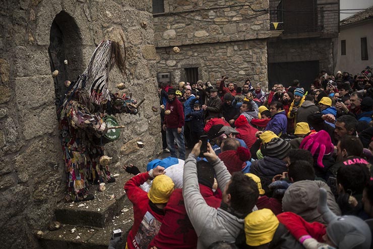 9. Đ&aacute;m đ&ocirc;ng bu lại, dồn Jarramplas v&agrave;o một g&oacute;c v&agrave; tấn c&ocirc;ng bằng củ cải.
