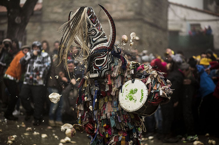 10. Củ cải văng tung t&oacute;e khi tr&uacute;ng v&agrave;o người Jarramplas.
