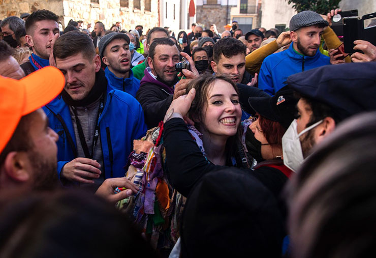 14. Maria Hernando (27 tuổi), người phụ nữ đầu ti&ecirc;n mặc trang phục Jarramplas truyền thống đang ăn mừng với bạn b&egrave; v&agrave; gia đ&igrave;nh khi kết th&uacute;c lễ hội Jarramplas ở Piornal v&agrave;o ng&agrave;y 19 th&aacute;ng 1 năm 2022.
