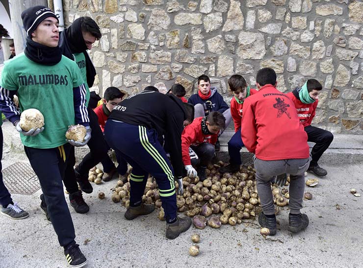 2. Jarramplas l&agrave; một nh&acirc;n vật giống như &aacute;c quỷ, được mi&ecirc;u tả đ&oacute; l&agrave; một người mặc trang phục chắp nối với nhau bởi những mảnh vải nhiều m&agrave;u sắc sặc sỡ, đeo một chiếc mặt nạ đ&aacute;ng sợ.
