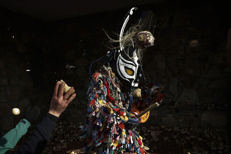 5. Mọi người n&eacute;m củ cải v&agrave;o Jarramplas khi anh ta băng qua c&aacute;c đường phố.
