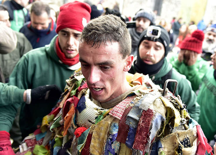 6. Một người đ&agrave;n &ocirc;ng đại diện cho Jarramplas sau khi th&aacute;o mặt nạ ở Piornal.
