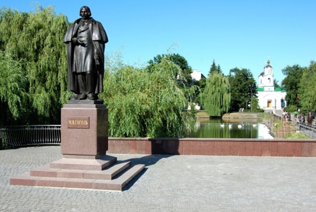 Myrhorod: Myrhorod l&agrave; một trong những điểm du lịch nổi tiếng ở Ukraine, được biết đến với c&aacute;c suối ngầm tự nhi&ecirc;n v&agrave; đặc t&iacute;nh kho&aacute;ng chất chữa bệnh của ch&uacute;ng. Th&agrave;nh phố n&agrave;y nằm tr&ecirc;n s&ocirc;ng Khorol, du kh&aacute;ch đến đ&acirc;y ngo&agrave;i trải nghiệm sảng kho&aacute;i khi tắm kho&aacute;ng c&ograve;n được thưởng thức ch&egrave;o thuyền tr&ecirc;n s&ocirc;ng Khorol.&nbsp;
