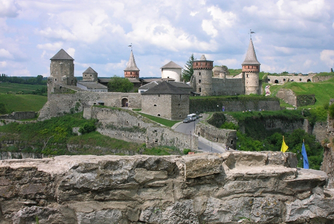 Kamianets-Podilskyi: Th&agrave;nh phố tuyệt vời n&agrave;y bao gồm một loạt c&aacute;c di t&iacute;ch cổ k&iacute;nh, tuyệt đẹp như c&aacute;c nh&agrave; thờ ấn tượng, l&acirc;u đ&agrave;i cổ v&agrave; c&aacute;c c&ocirc;ng sự nổi bật. Bạn cũng c&oacute; cơ hội kh&aacute;m ph&aacute; c&aacute;c khu chợ Ba Lan v&agrave; Armenia tại th&agrave;nh phố hấp dẫn n&agrave;y.&nbsp;

