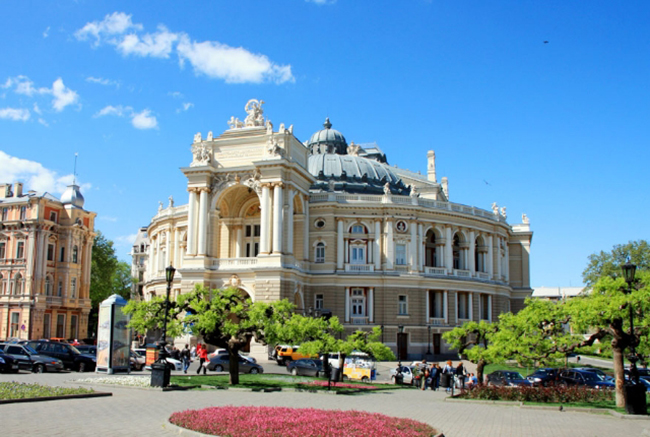 Odessa: Odesa, nổi tiếng với biệt danh "H&ograve;n ngọc của Biển Đen", l&agrave; th&agrave;nh phố lớn thứ 3 ở Ukraine. Bạn c&oacute; thể kh&aacute;m ph&aacute; những b&atilde;i biển đầy c&aacute;t mịn, v&ugrave;ng nước tuyệt vời, đặc biệt l&agrave; tại b&atilde;i biển Lanzheron v&agrave; c&oacute; trải nghiệm th&uacute; vị khi chi&ecirc;m ngưỡng mặt trời tại nơi rực rỡ n&agrave;y.&nbsp;
