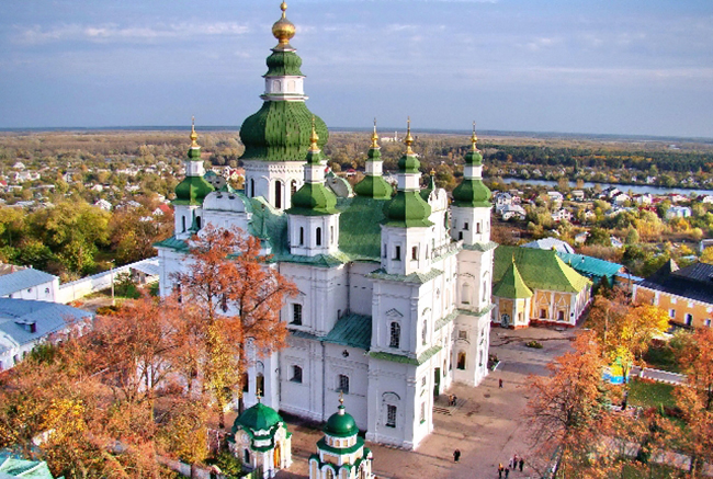 Chernihiv: Đến Ukraina bạn đừng qu&ecirc;n gh&eacute; thăm Chernihiv, một trong những th&agrave;nh phố cổ nhất c&oacute; từ thế kỷ thứ 7 ở Ukraine. Th&agrave;nh phố n&agrave;y nằm tr&ecirc;n bờ s&ocirc;ng Desna v&agrave; nổi bật nhất l&agrave; nh&agrave; thờ Catherine c&oacute; m&aacute;i v&ograve;m v&agrave;ng rất lộng lẫy.&nbsp;

