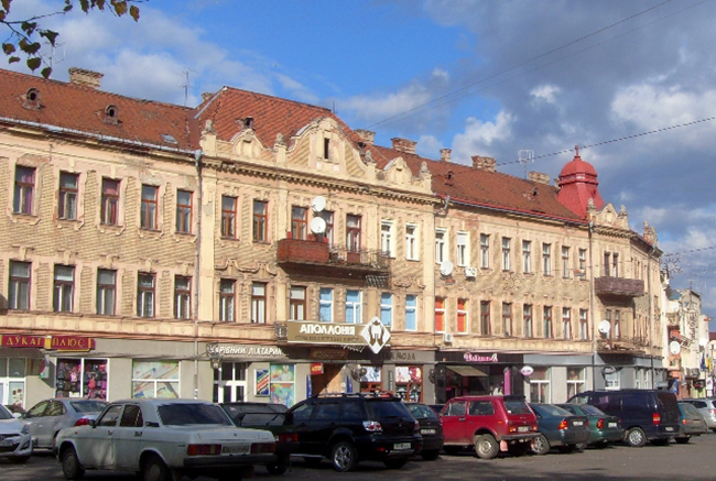 Uzhgorod: Uzhhorod l&agrave; một th&agrave;nh phố tuyệt vời ở khu vực ph&iacute;a t&acirc;y của Ukraine nằm tr&ecirc;n bi&ecirc;n giới của Slovakia. Th&agrave;nh phố s&ocirc;i động với số lượng đ&aacute;ng kể người Romania v&agrave; Hungary n&agrave;y l&agrave; một trong những điểm thu h&uacute;t nhiều du kh&aacute;ch nhất ở Ukraine. H&atilde;y kh&aacute;m ph&aacute; L&acirc;u đ&agrave;i Uzhhorod v&agrave; gh&eacute; thăm Nh&agrave; thờ C&ocirc;ng gi&aacute;o Hy Lạp c&oacute; từ thế kỷ 17.
