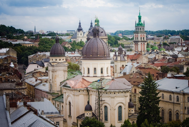 Lviv: Lviv nằm ở khu vực ph&iacute;a t&acirc;y của Ukraine, th&agrave;nh phố n&agrave;y nổi tiếng thế giới với trung t&acirc;m lịch sử với c&aacute;c c&ocirc;ng tr&igrave;nh kiến ​​tr&uacute;c v&agrave; di t&iacute;ch cổ ngoạn mục hầu hết được x&acirc;y dựng v&agrave;o thế kỷ 13. Bạn cũng đừng qu&ecirc;n gh&eacute; thăm Ph&ograve;ng trưng b&agrave;y Nghệ thuật Quốc gia Lviv bao gồm khoảng 50.000 t&aacute;c phẩm nghệ thuật tuyệt vời.
