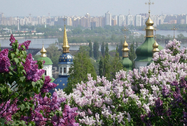 Kiev: Kiev l&agrave; thủ đ&ocirc; của Ukraine v&agrave; l&agrave; một trong những điểm du lịch h&agrave;ng đầu v&agrave; mang phong c&aacute;ch kiến ​​tr&uacute;c hiện đại ấn tượng. Đừng bỏ lỡ việc gh&eacute; thăm hai khu vườn thực vật với hệ thực vật v&ocirc; c&ugrave;ng ngoạn mục v&agrave; nhớ tham quan Nh&agrave; thờ Saint Sophia.

