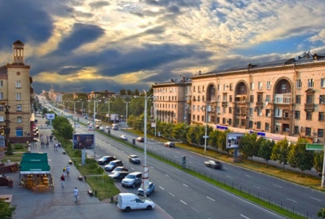 Zaporizhia: Th&agrave;nh phố n&agrave;y nổi tiếng với những h&ograve;n đảo cổ k&iacute;nh to&agrave;n cảnh, nhất l&agrave; h&ograve;n đảo ch&iacute;nh Khortytsia nằm ở trung t&acirc;m của th&agrave;nh phố. Nơi đ&acirc;y c&oacute; c&ocirc;ng vi&ecirc;n quốc gia xinh đẹp, những con đường m&ograve;n đi bộ đường d&agrave;i th&uacute; vị v&agrave; hệ thực vật độc đ&aacute;o c&ugrave;ng địa h&igrave;nh ngoạn mục.&nbsp;
