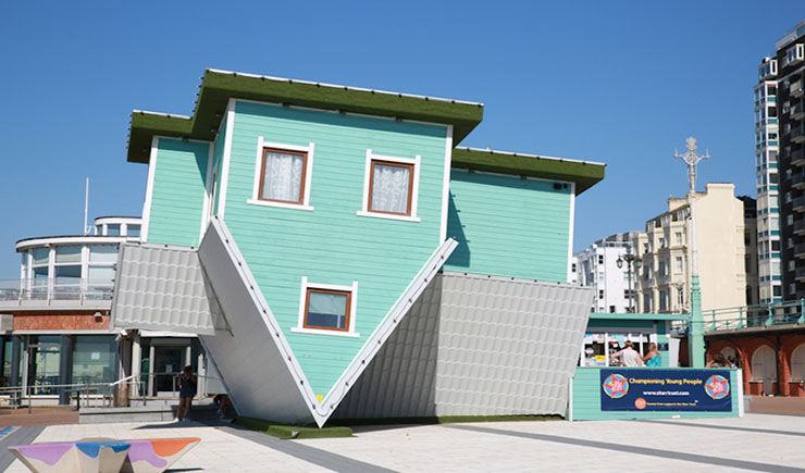 13. Đ&acirc;y l&agrave; một ng&ocirc;i nh&agrave; lộn ngược ở Brighton, từng thu h&uacute;t sự ch&uacute; &yacute; của mọi người.
