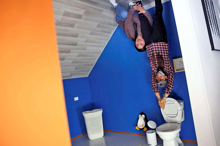 3. B&ecirc;n trong ng&ocirc;i nh&agrave;, du kh&aacute;ch c&oacute; thể đi bộ l&ecirc;n trần nh&agrave; b&igrave;nh thường, trong khi đồ nội thất được đặt b&ecirc;n tr&ecirc;n.
