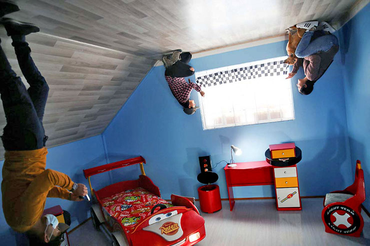 5. &Ocirc;ng chia sẻ: &ldquo;Mọi người nh&igrave;n như thể t&ocirc;i bị đi&ecirc;n v&agrave; kh&ocirc;ng tin khi t&ocirc;i n&oacute;i m&igrave;nh sẽ x&acirc;y một ng&ocirc;i nh&agrave; lộn ngược&rdquo;.
