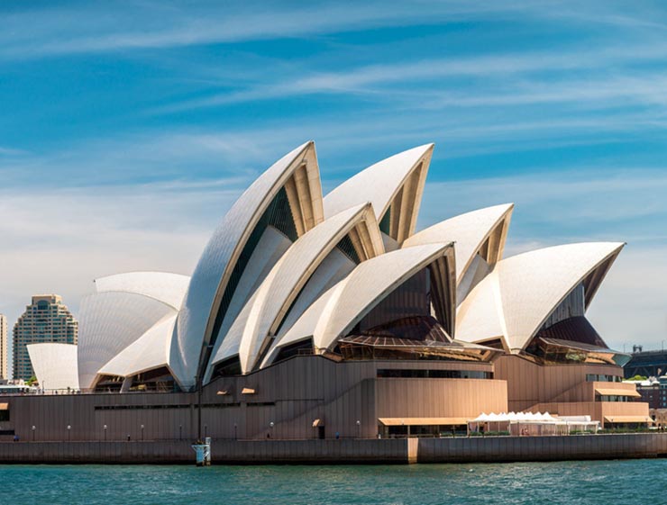 10. Nh&agrave; h&aacute;t Opera Sydney, Australia hay c&ograve;n được gọi l&agrave; Nh&agrave; h&aacute;t Con S&ograve;, nổi tiếng với kiến tr&uacute;c độc đ&aacute;o, tọa lạc ngay tại bến cảng Sydney nổi tiếng sầm uất.
