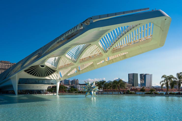 11. Bảo t&agrave;ng Tomorrow, Rio de Janeiro, Brazil tọa lạc ngay b&ecirc;n bờ s&ocirc;ng &ecirc;m đềm, khiến du kh&aacute;ch cho&aacute;ng ngợp bởi sự xa hoa v&agrave; độc đ&aacute;o của n&oacute;.
