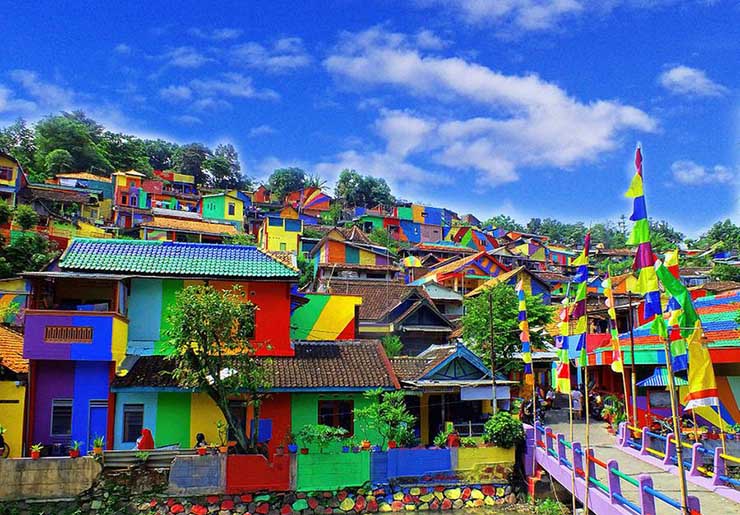 Những người d&acirc;n địa phương chứng minh rằng, chỉ cần một ch&uacute;t sắc m&agrave;u v&agrave; tr&iacute; tưởng tượng l&agrave; c&oacute; thể thổi b&ugrave;ng sức sống cho một ng&ocirc;i l&agrave;ng bị l&atilde;ng qu&ecirc;n.
