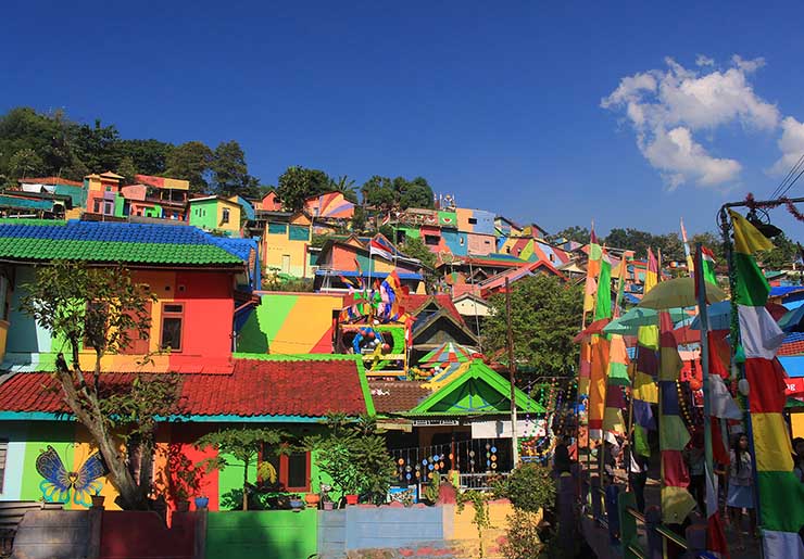 Thế nhưng, chỉ sau một lần cải tạo gần đ&acirc;y nhất, sự b&ugrave;ng nổ của m&agrave;u sắc đ&atilde; nhanh ch&oacute;ng biến ng&ocirc;i l&agrave;ng trở th&agrave;nh một trong những địa điểm h&uacute;t kh&aacute;ch du lịch nhất khu vực.
