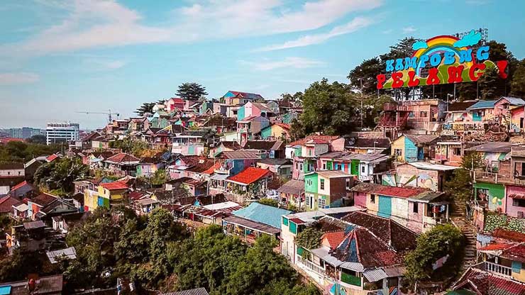 Kampung Pelangi trong tiếng địa phương c&oacute; nghĩa l&agrave; "nơi c&oacute; m&agrave;u của hoa di&ecirc;n vĩ", ngay lập tức đổi th&agrave;nh biệt danh "l&agrave;ng cầu vồng".&nbsp;
