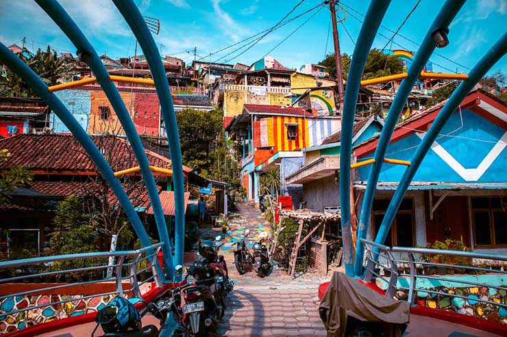 Người d&acirc;n trong ng&ocirc;i l&agrave;ng đ&atilde; hợp sức với nhau c&ugrave;ng thay đổi diện mạo của ng&ocirc;i nh&agrave; m&igrave;nh đang ở. Ch&iacute;nh phủ cũng đ&atilde; t&agrave;i trợ 20.000 đ&ocirc; la (500 triệu đồng).
