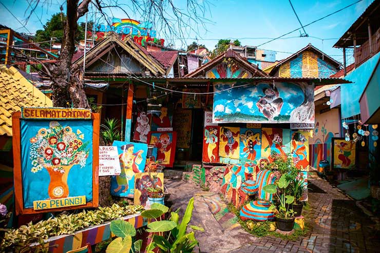 Từng m&aacute;i nh&agrave;, con hẻm, c&acirc;y cầu đều được t&ocirc; điểm bởi những gam m&agrave;u tươi s&aacute;ng, rực rỡ.
