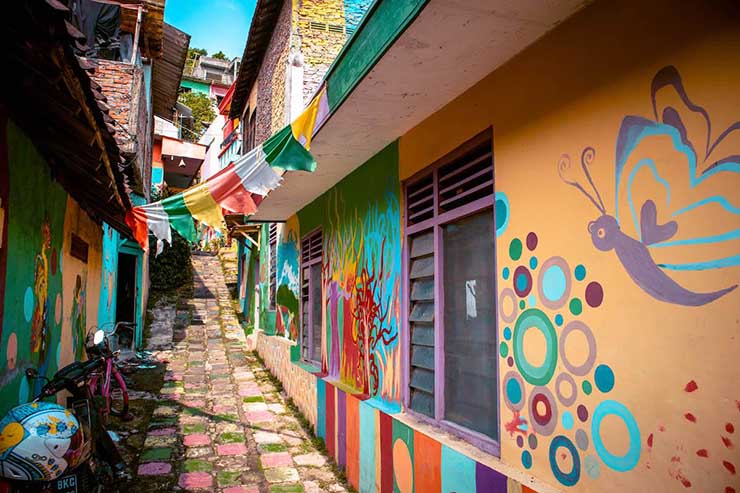 Chỉ trong một thời gian ngắn, những gam m&agrave;u đ&atilde; mang lại sức sống cho to&agrave;n bộ ng&ocirc;i l&agrave;ng, biến nơi n&agrave;y th&agrave;nh địa điểm kh&ocirc;ng thể bỏ qua của c&aacute;c t&iacute;n đồ đam m&ecirc; check in.
