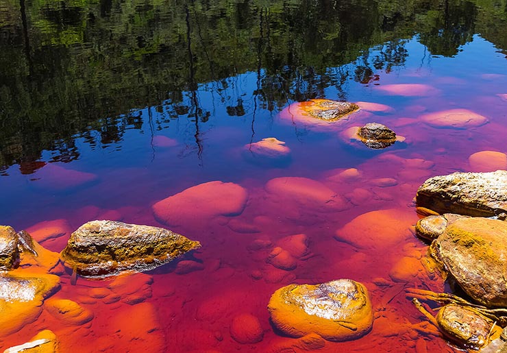 2. M&agrave;u đỏ bất thường của d&ograve;ng nước được cho l&agrave; do c&oacute; một lượng lớn chất sắt h&ograve;a tan b&ecirc;n dưới.
