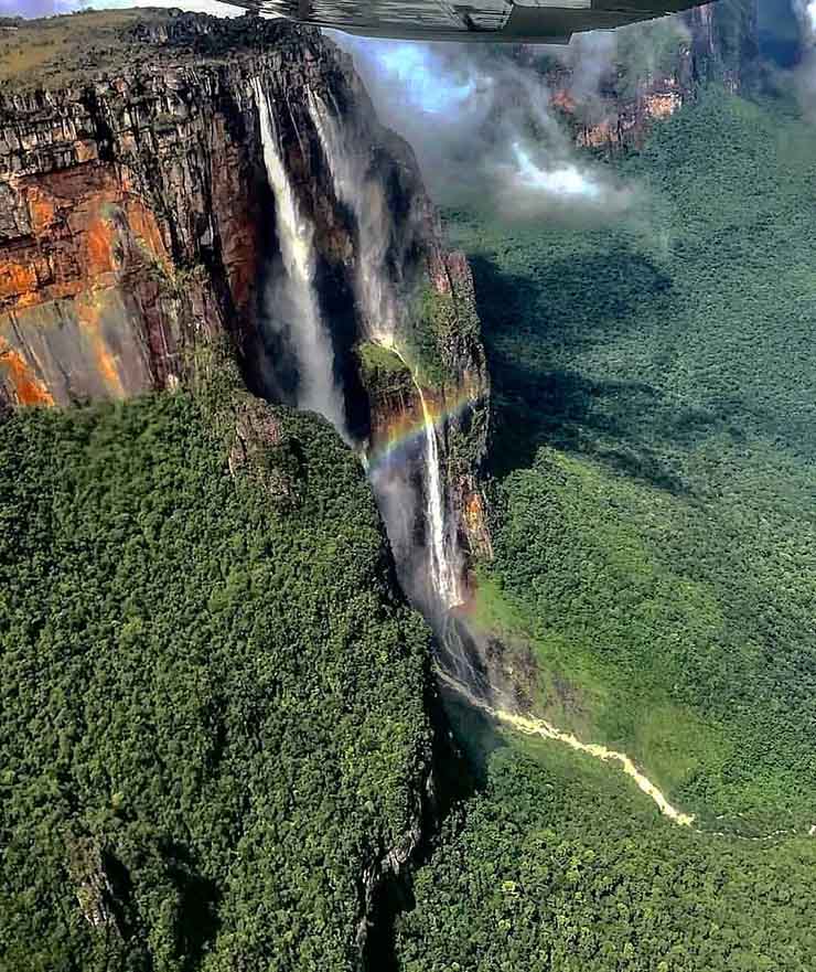 10. C&aacute;ch duy nhất để nh&igrave;n thấy th&aacute;c nước n&agrave;y v&agrave; đến đ&acirc;y l&agrave; d&ugrave;ng m&aacute;y bay trực thăng, hoặc tham gia một chuyến du ngoạn k&eacute;o d&agrave;i 2 ng&agrave;y.
