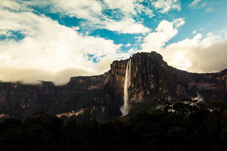 12. Thời điểm tốt nhất để thưởng thức sự h&ugrave;ng vĩ của th&aacute;c Salto Angel l&agrave; từ th&aacute;ng 6 đến th&aacute;ng 12.
