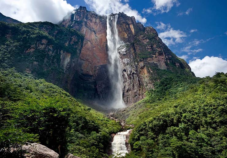2. Th&aacute;c nước n&agrave;y nằm trong C&ocirc;ng vi&ecirc;n Parque Nacional de Canaima, một nơi c&oacute; vẻ đẹp đặc biệt được UNESCO c&ocirc;ng nhận l&agrave; Di sản Thế giới v&agrave;o năm 1994.
