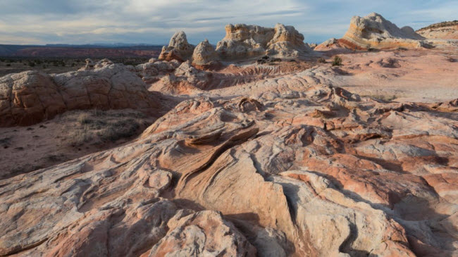 V&aacute;ch n&uacute;i Vermilion, Mỹ: Nằm dọc bi&ecirc;n giới giữa bang Utah v&agrave; Arizona, v&aacute;ch n&uacute;i Vermilion l&agrave; một trong những địa điểm c&oacute; phong cảnh đẹp nhất ở Mỹ.
