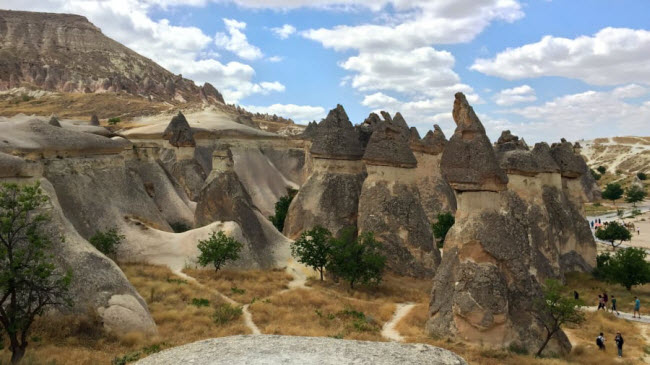 Những ống kh&oacute;i đ&aacute; thần ti&ecirc;n, Thổ Nhĩ Kỳ: Cấu tr&uacute;c đ&aacute; c&oacute; h&igrave;nh th&ugrave; kỳ lạ tại v&ugrave;ng Cappadocia l&agrave; kết quả của qu&aacute; tr&igrave;nh x&oacute;i m&ograve;n qua h&agrave;ng ngh&igrave;n năm.
