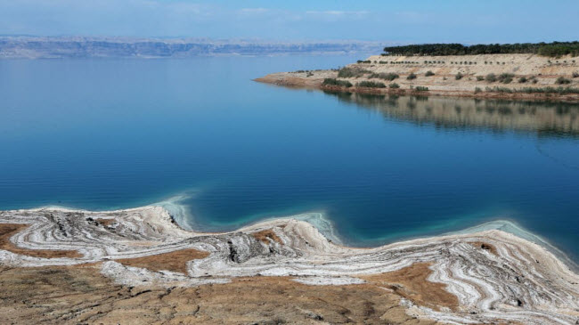 Biển Chết, Israel: Nằm giữa Jordan v&agrave; Israel, biển chết c&oacute; nồng độ muối gấp 9 lần nước biển b&igrave;nh thường.
