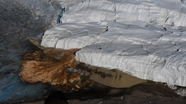 Th&aacute;c m&aacute;u, Nam Cực: Hiện tượng thi&ecirc;n nhi&ecirc;n kỳ th&uacute; n&agrave;y được ph&aacute;t hiện bởi nh&agrave; địa chất Australia Griffith Taylor v&agrave;o năm 1911.
