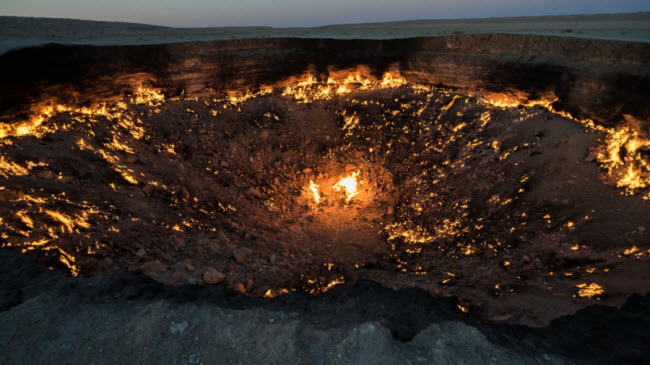 Hố kh&iacute; gas Darvaza, Turkmenistan: Được mệnh danh l&agrave; Cổng địa ngục, hiện tượng tự nhi&ecirc;n nhi&ecirc;n n&agrave;y g&acirc;y ra bởi một người đ&agrave;n &ocirc;ng c&aacute;ch đ&acirc;y gần 50 năm.

