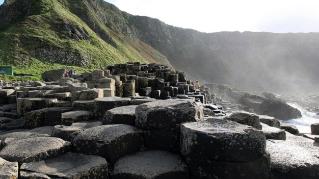 Ghềnh đ&aacute; Giant's Causeway, Bắc Ireland: Được h&igrave;nh th&agrave;nh c&aacute;ch đ&acirc;y 50 đến 60 triệu năm, ghềnh đ&aacute; cổ xưa n&agrave;y trở th&agrave;nh di sản thế giới đầu ti&ecirc;n của Bắc Ireland v&agrave;o năm 1986.
