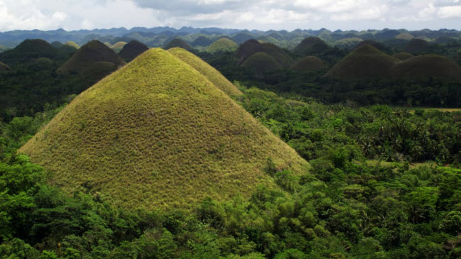 Những quả đồi s&ocirc;-c&ocirc;-la, Philippines: Truyền thuyết kể rằng 1.268 quả đồi ở tỉnh Bohol của Philippines l&agrave; nước mắt kh&ocirc; của một người khổng lồ thất t&igrave;nh.
