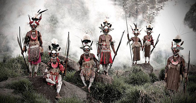 Goroka, Papua New GuineaKaro, Etiopia: C&aacute;c gia đ&igrave;nh thuộc bộ lạc Goroka sống dựa v&agrave;o săn bắn, h&aacute;i lượm, v&agrave; canh t&aacute;c. Họ thường b&ocirc;i vẽ sơn c&aacute;c m&agrave;u l&ecirc;n mặt để đe dọa đối thủ.