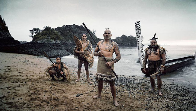 Maori, New Zealand: Bộ lạc Maori thủa sơ khai săn chim Moa khổng lồ (ng&agrave;y nay đ&atilde; tuyệt chủng) v&agrave; ph&aacute;t triển truyền thống của bộ lạc, bao gồm cả những h&igrave;nh xăm kỳ dị v&agrave; điệu nhảy &ldquo;Haka&rdquo; để đe dọa kẻ th&ugrave;.