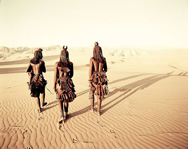 Himba, Namibia: Bộ lạc Himba c&oacute; d&acirc;n số chỉ khoảng 50.000 người, họ kh&ocirc;ng th&iacute;ch tiếp cận với nền văn minh nh&acirc;n loại với những người phụ nữ vẫn để ngực trần v&agrave; việc d&ugrave;ng nước tắm cũng l&agrave; điều cấm kỵ trong bộ tộc.