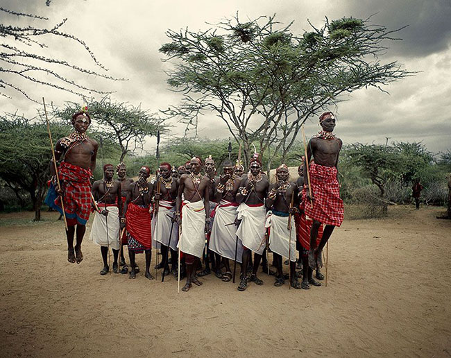 Samburu, Kenya: Samburu l&agrave; một tộc người du mục, chăn thả gia s&uacute;c từ nơi n&agrave;y đến nơi kh&aacute;c để kiếm ăn. Họ sống rất đơn giản, độc lập v&agrave; b&igrave;nh đẳng hơn so với c&aacute;c nh&oacute;m bộ tộc địa phương kh&aacute;c.