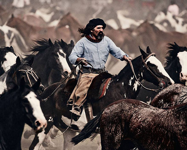 Gauchos, Argentina: Họ l&agrave; những ch&agrave;ng cao bồi cưỡi ngựa đi lang thang tr&ecirc;n thảo nguy&ecirc;n, săn bắn động vật hoang d&atilde; ở Argentina, Uruguay, Paraguay, Đ&ocirc;ng Nam Bolivia, miền Nam Brazil v&agrave; Nam Chile.