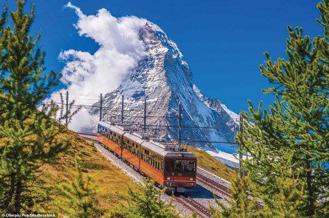 Đường sắt Zermatt&ndash;Gornergrat, Thụy Sĩ: Trong h&agrave;nh tr&igrave;nh 33 ph&uacute;t bằng t&agrave;u hỏa giữa Zermatt v&agrave; Gornergrat, h&agrave;nh kh&aacute;ch c&oacute; cơ hội chi&ecirc;m ngưỡng vẻ đẹp của đỉnh Matterhorn nổi tiếng.