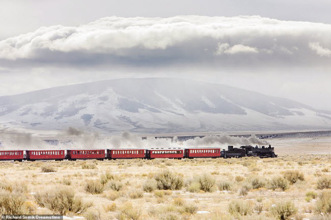 Đường sắt Cumbres & Toltec, Mỹ: Đường ray khổ 914 mm n&agrave;y kết nối th&agrave;nh phố&nbsp; Antonito ở bang Colorado với th&agrave;nh phố Chama ở New Mexico. Được x&acirc;y dựng v&agrave;o năm 1881, đ&acirc;y l&agrave; một trong những tuyến đường sắt l&acirc;u đời nhất ở Mỹ.