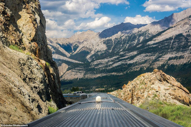 Đường sắt Rocky Mountains, Canada: Tuyến đường sắt chạy từ Toronto qua Jasper v&agrave; tới Vancouver. Dọc h&agrave;nh tr&igrave;nh n&agrave;y, du kh&aacute;ch c&oacute; cơ hội chi&ecirc;m ngưỡng phong cảnh tuyệt đẹp dọc d&atilde;y n&uacute;i Rocky.