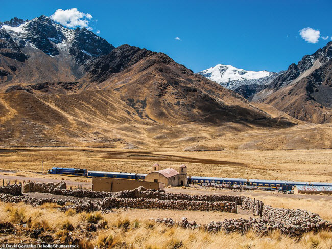 Abra la Raya, Peru:&nbsp; Bức ảnh n&agrave;y cho thấy đo&agrave;n t&agrave;u Puno-Cuzco dừng tr&ecirc;n đỉnh Abra la Raya c&oacute; độ cao 4.350 m, để du kh&aacute;ch c&oacute; thể chi&ecirc;m ngưỡng phong cảnh ngoạn mục của d&atilde;y n&uacute;i&nbsp; Andes v&agrave; kh&aacute;m ph&aacute; khu chợ địa phương.