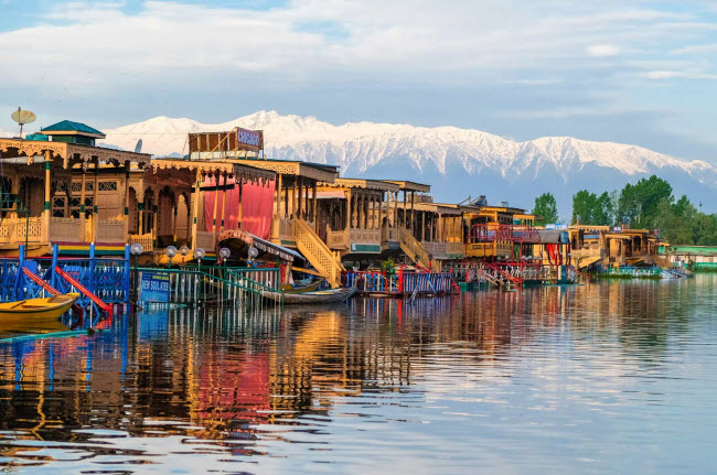 Hồ Dal, Ấn Độ: Hồ ở v&ugrave;ng Kashmir nổi tiếng với những ng&ocirc;i nh&agrave; bằng gỗ được x&acirc;y dựng tr&ecirc;n mặt nước. Tại đ&acirc;y, du kh&aacute;ch c&oacute; thể chi&ecirc;m ngưỡng d&atilde;y nũi Pir Panjal phủ đầy tuyết, trải nghiệm văn h&oacute;a đa dạng v&agrave; ẩm thực hấp dẫn tại chợ nổi.