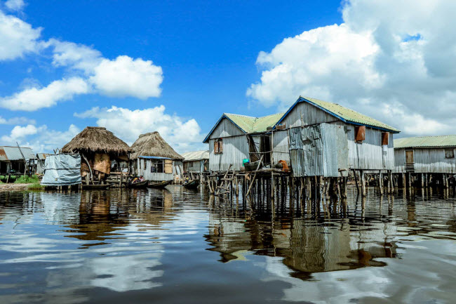 Ng&ocirc;i l&agrave;ng Ganvie được x&acirc;y dựng v&agrave;o thế kỷ thứ 16 hoặc 17 bởi c&aacute;c thổ d&acirc;n Tofinu sau khi họ tho&aacute;t khỏi những kẻ bu&ocirc;n b&aacute;n n&ocirc; lệ.