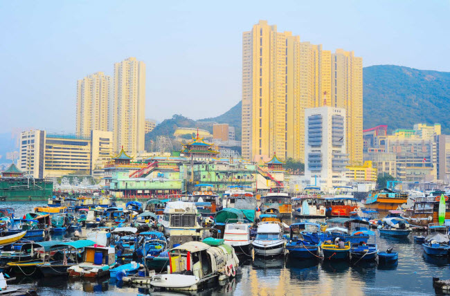 Aberdeen, Hong Kong: Ng&ocirc;i l&agrave;ng l&agrave; một trong những địa điểm du lịch hấp dẫn nhất ở Hong Kong. Tại đ&acirc;y, du kh&aacute;ch c&oacute; thể đi thuyền ngắm cảnh v&agrave; dừng ch&acirc;n tr&ecirc;n nh&agrave; h&agrave;ng nổi để thưởng thức hải sản.