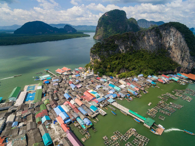 Koh Panyi, Th&aacute;i Lan: Ng&ocirc;i l&agrave;ng nằm giữa h&agrave;ng trăm h&ograve;n đảo đ&aacute; v&ocirc;i tr&ecirc;n vịnh Phang Nga. Cư d&acirc;n ở đ&acirc;y chủ yếu l&agrave; con ch&aacute;u của 2 gia đ&igrave;nh Hồi gi&aacute;o trốn khỏi Indonesia c&aacute;ch đ&acirc;y khoảng 200 năm.